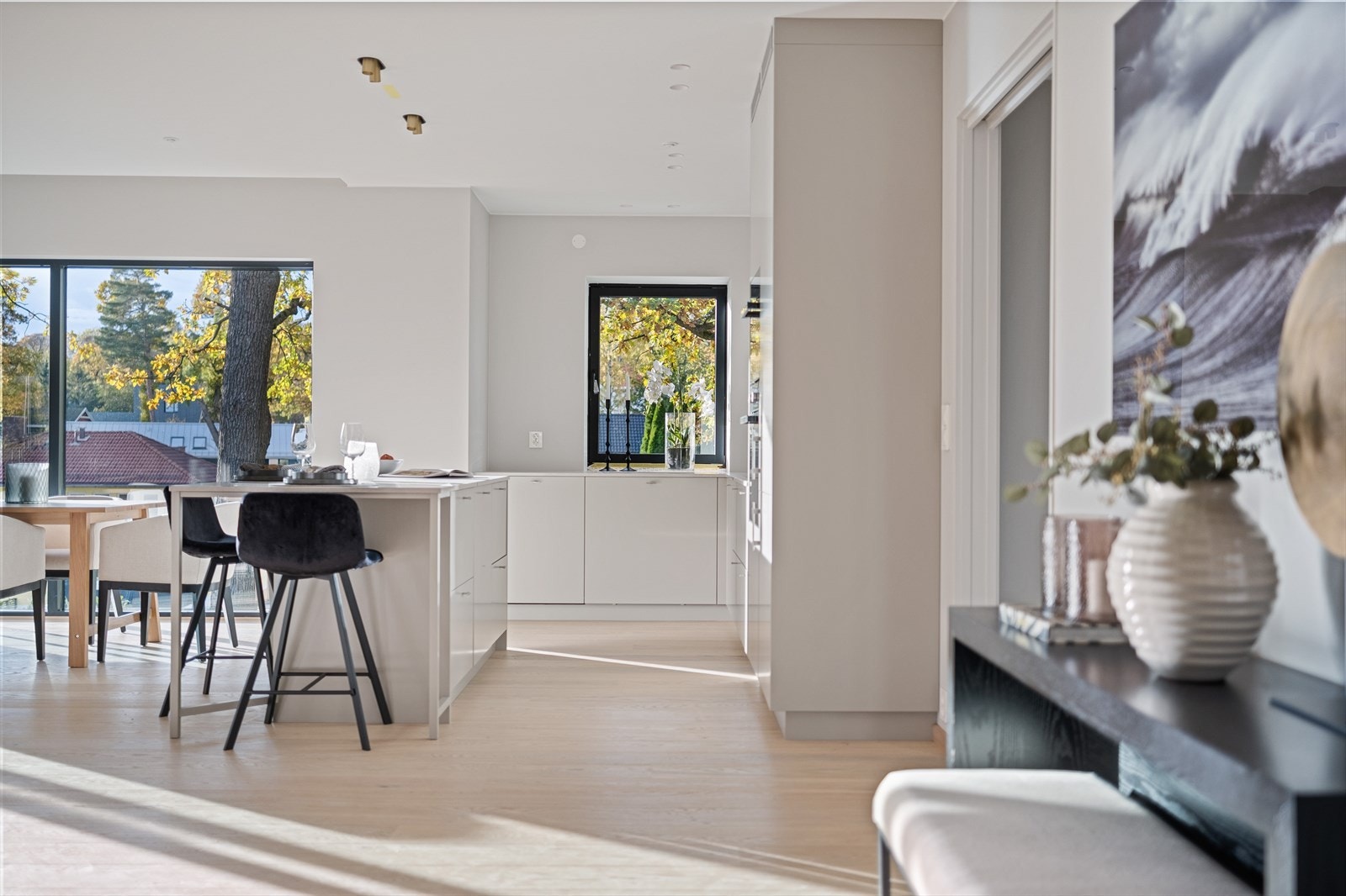 På kjøkkenet har du også vindu som slipper lys inn. Bildet er fra leiligheten i 1. etasje. Galleribilde