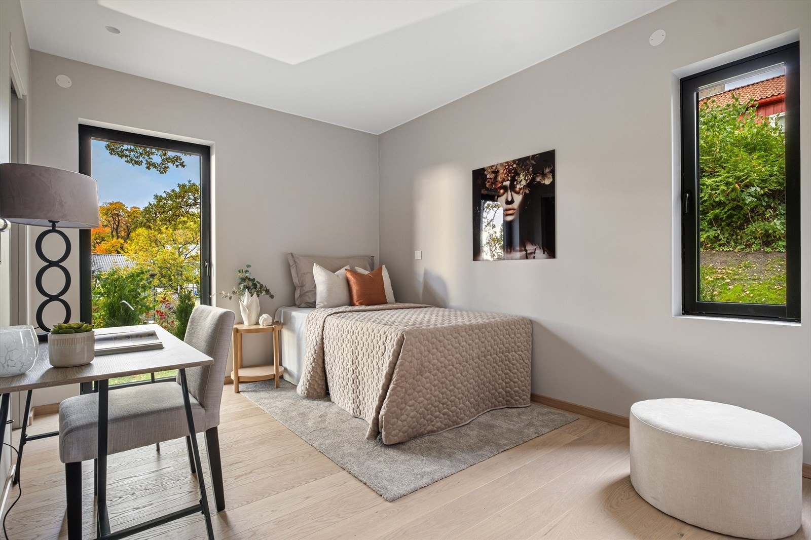 Stort soverom nr 2 med godt lysinnslipp. Bildet er fra leiligheten i 1. etasje. Galleribilde