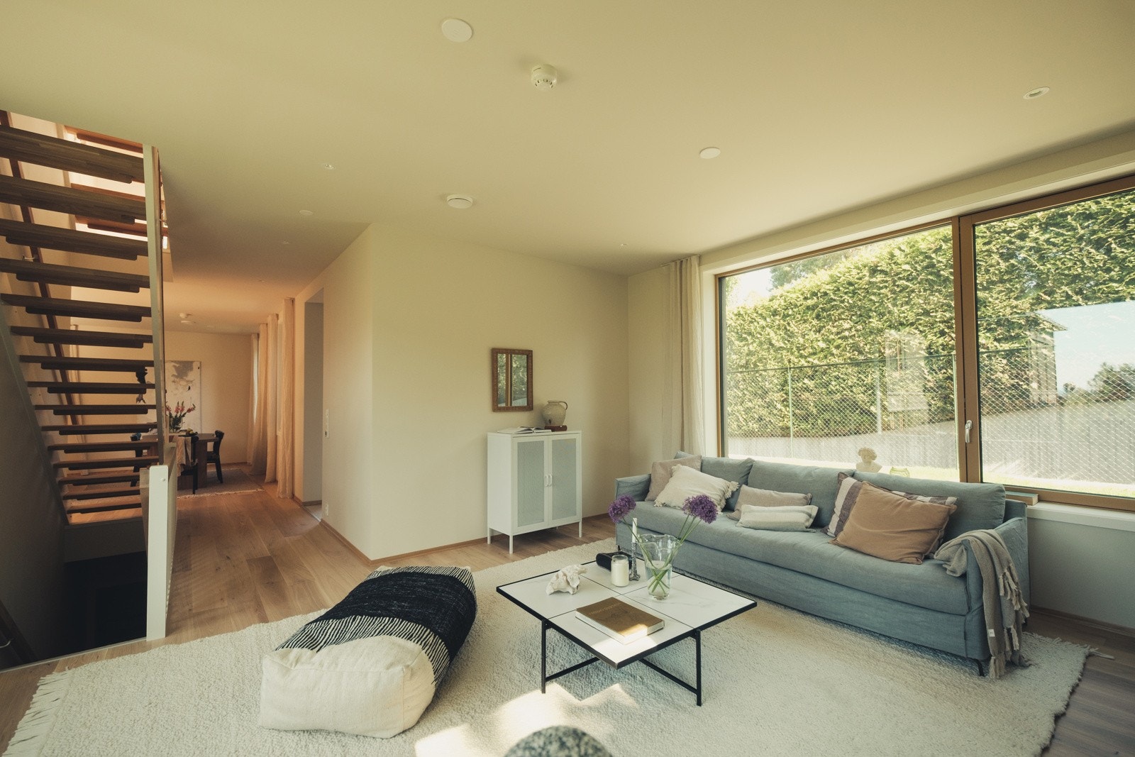 Stuen gir rikelig med plass til stor sone for salong Galleribilde