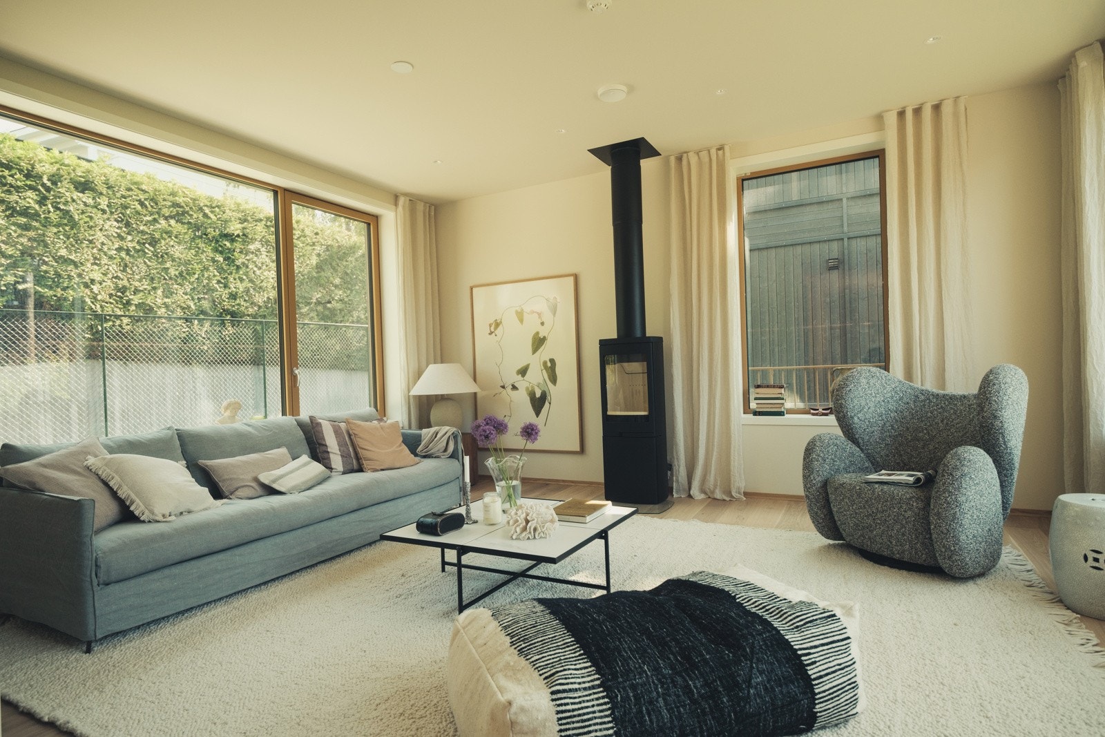 Lys og romslig stue med store vindusflater Galleribilde