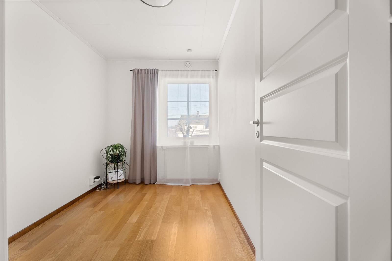 Soverom med plass til seng og garderobe. Passer også fint som gjesterom/kontor/barnerom Galleribilde