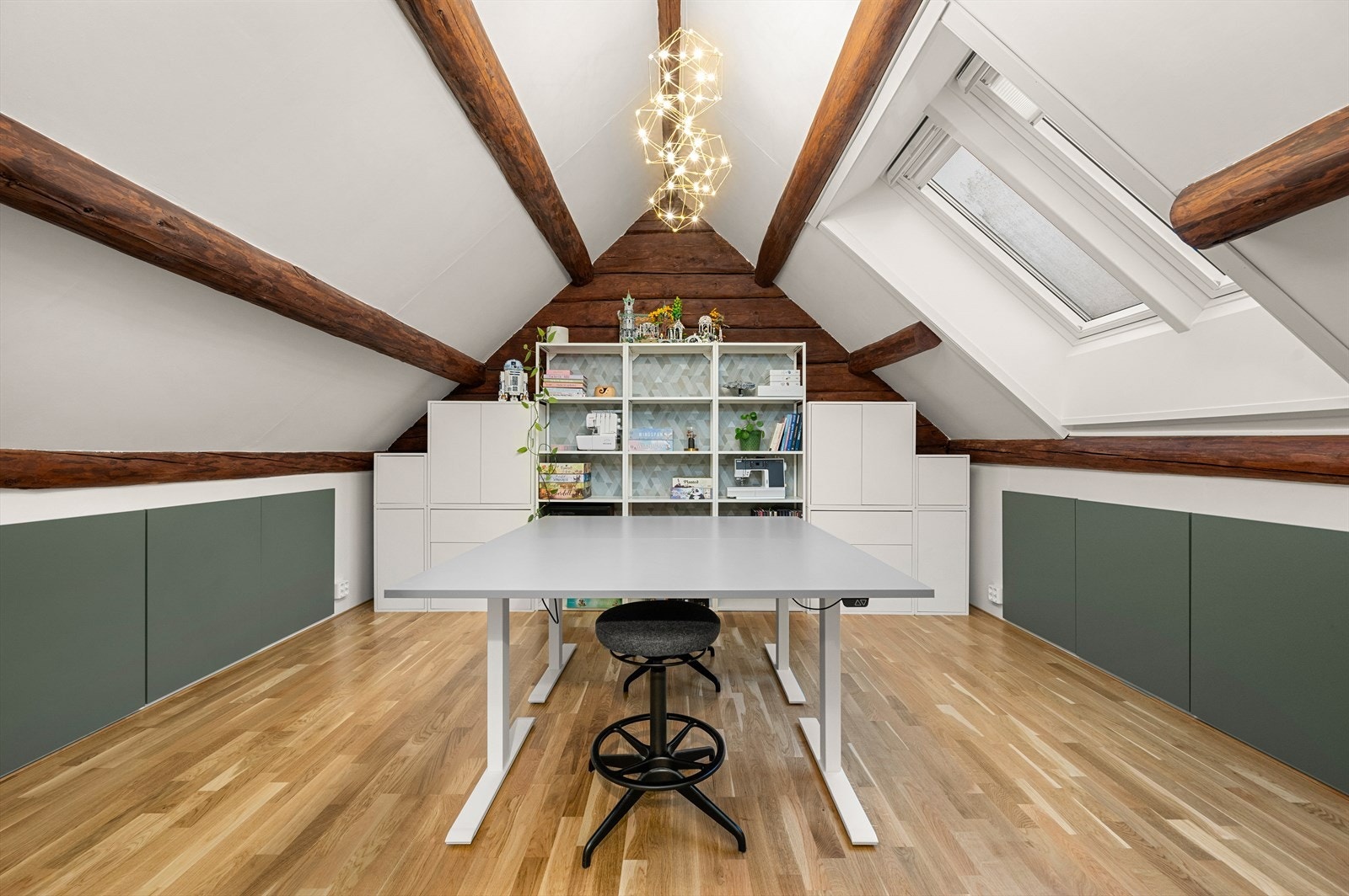 Loftstuen er nylig pusset opp og har et stort potensial. Galleribilde