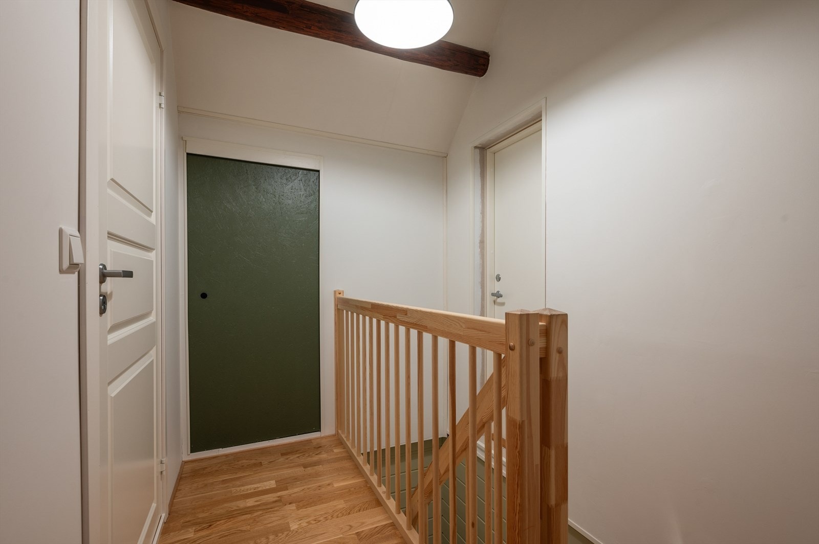 Videre er det trapp opp til leilighetens loftetasje der man har tilgang på et rom innredet som loftstue. Galleribilde