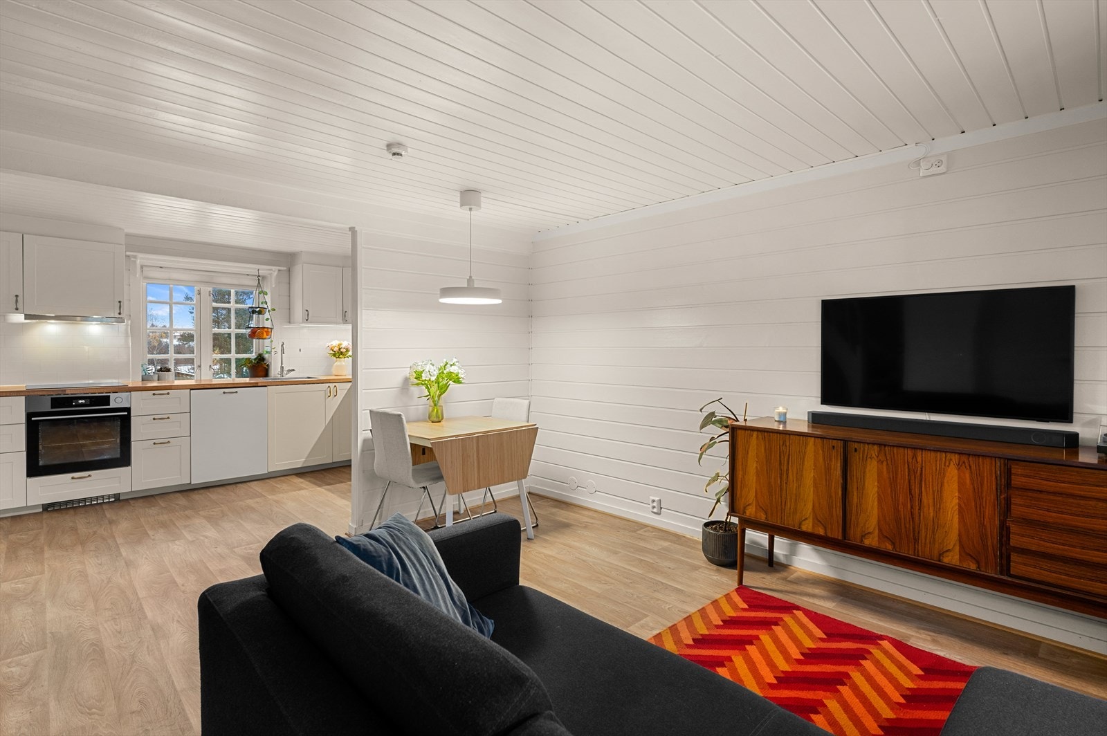 Her får du en attraktiv og sjelden 3-roms leilighet over to plan + innredet loft med stort potensialet. Galleribilde