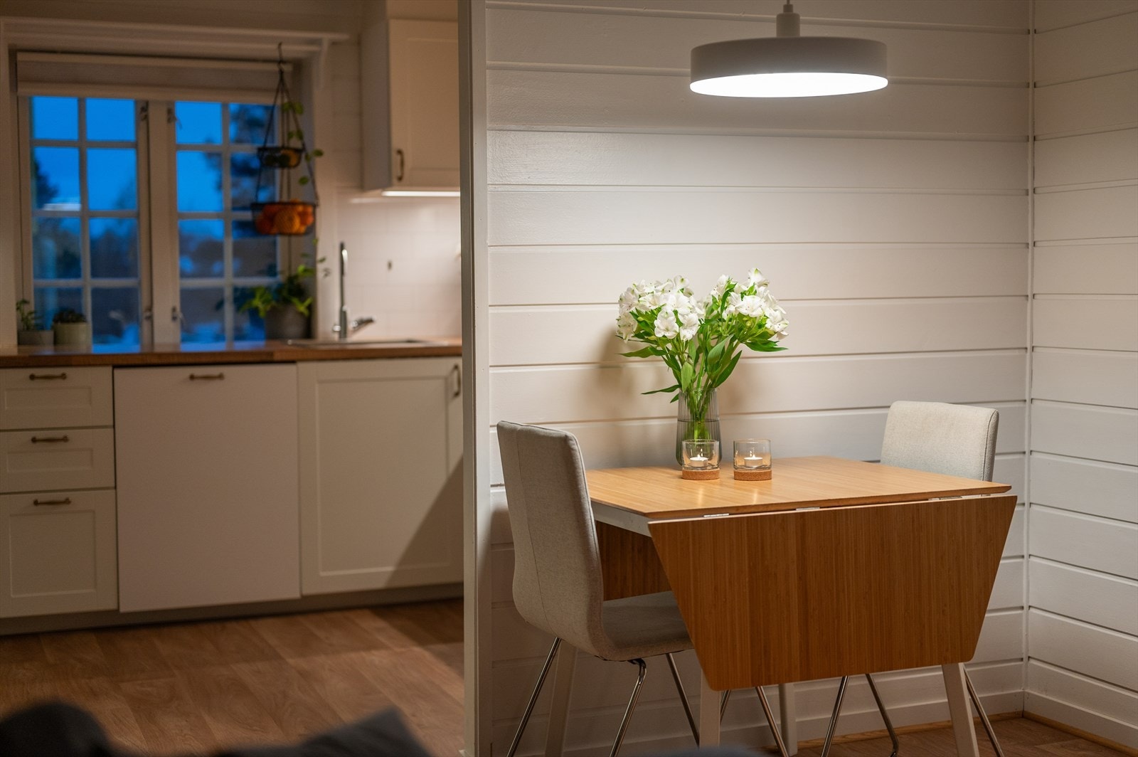 Lunt og innbydende oppholdsrom med flere gode møbleringssoner. Galleribilde