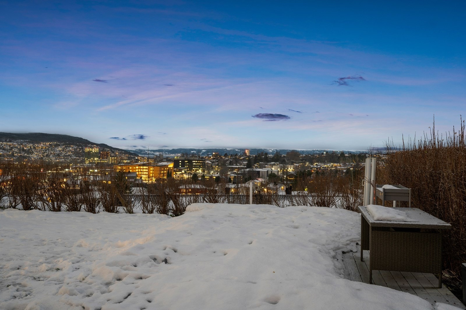 Utvendig er det en flott terrasse med formidabel utsikt mot Trondheim By! Galleribilde