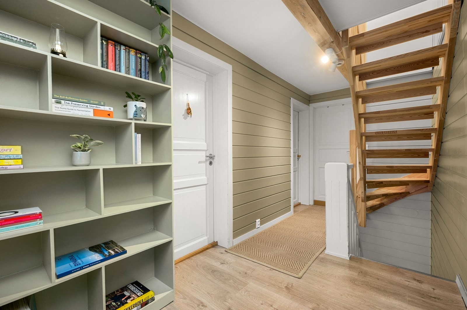 Velkommen opp til 2. etasje! Dette planet består av to soverom og et bad. Galleribilde