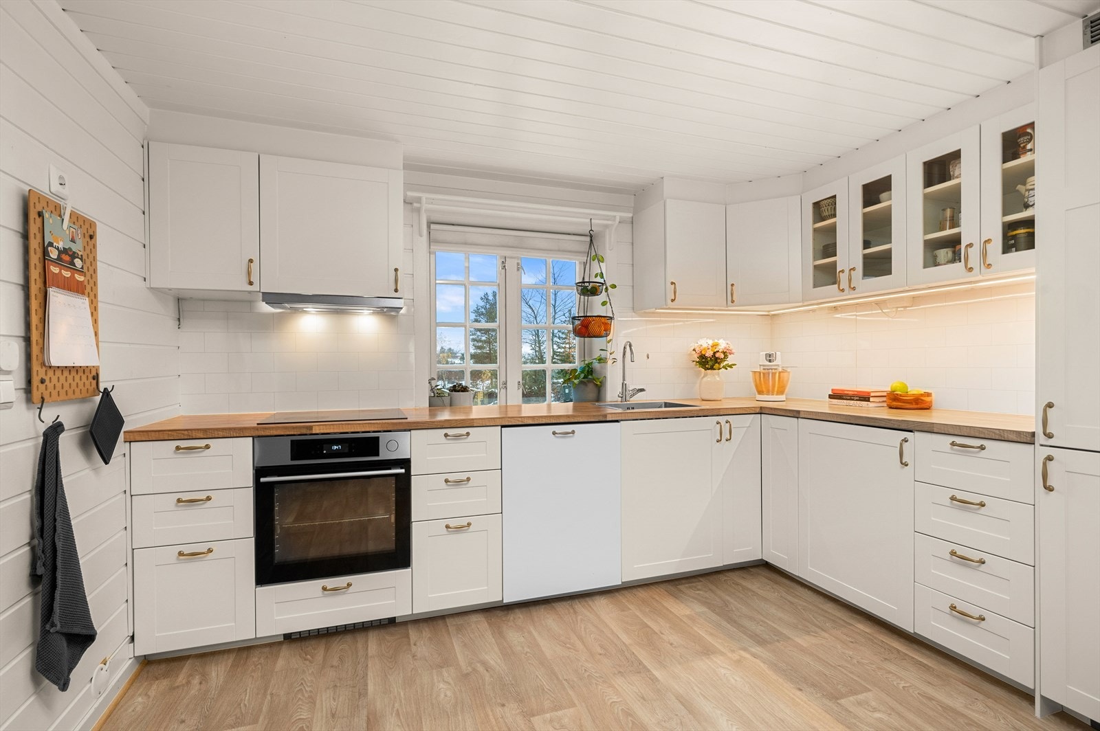 Tidløst kjøkken som passer de fleste, supplert med god funksjonalitet og et rent innbydende preg. Galleribilde