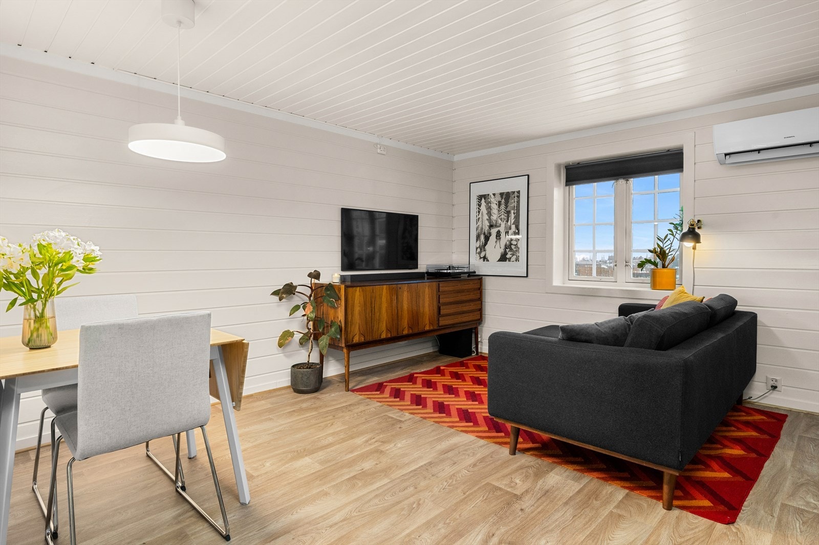 Stuen har en flott planløsning på gode 17m² med plass til både sofaløsning og spisebord. Galleribilde