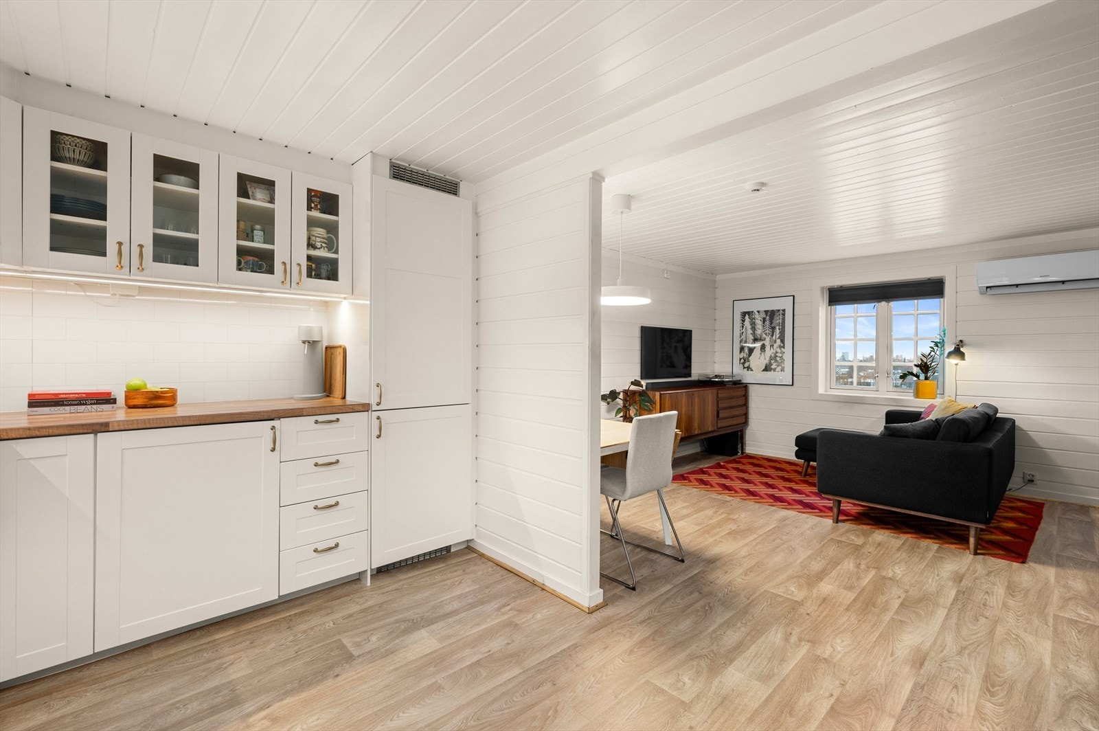 Rommet er godt belyst, med vinduer som bidrar til rikelig med naturlig lysinnslipp. Galleribilde