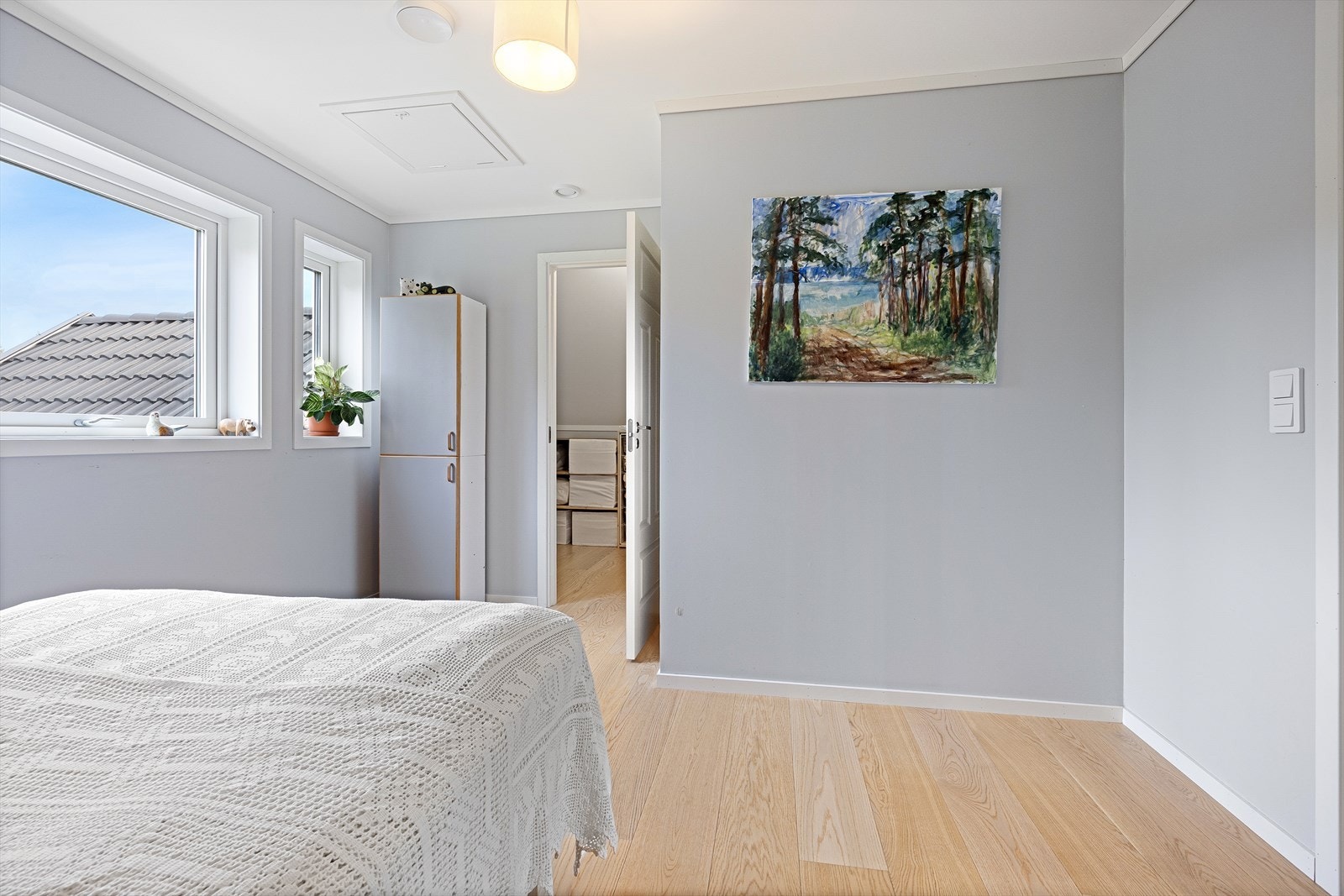 Fra hovedsoverommet er det tilgang til kneloft/garderobeplass Galleribilde