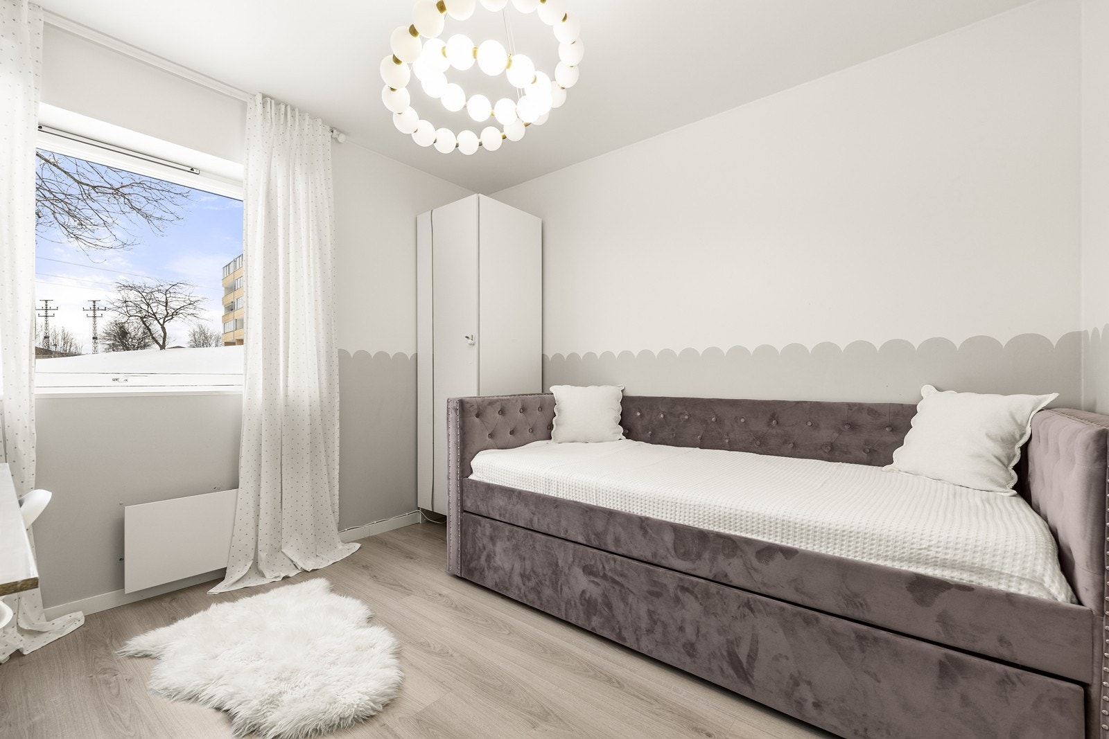 Soverommet har god plass til dobbeltseng og tilhørende møblement. Galleribilde