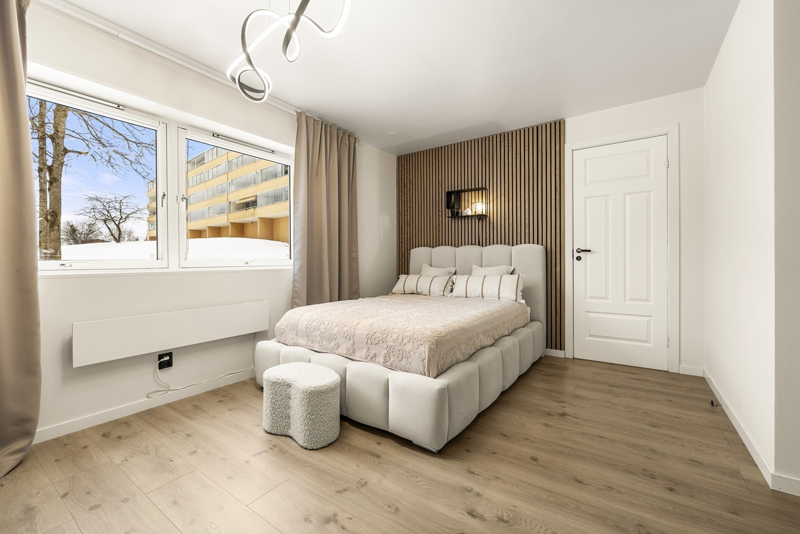 Vinduene har to-lags glassfelt og tilluft via spalteventiler. Galleribilde