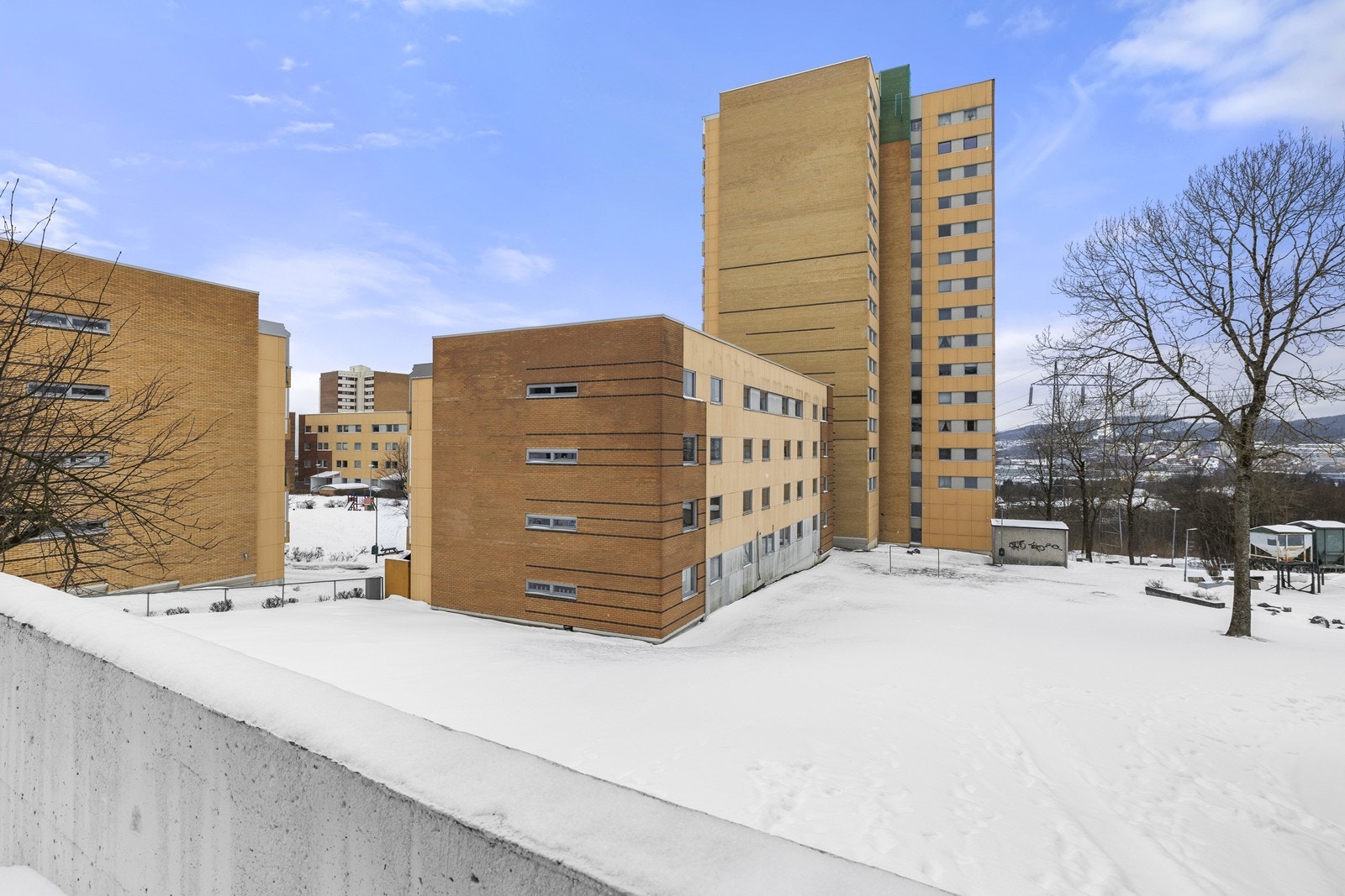 Området byr på en unik nærhet til skog og mark, med turstier langs Alnaelva. Galleribilde