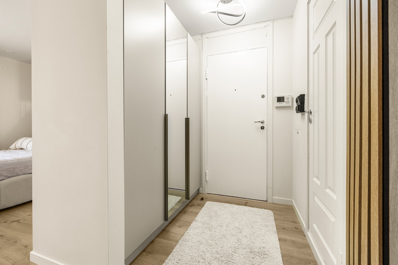 Innbydende entré med plass til garderobeløsning og sikkerhetsdør med kikkehull. Galleribilde