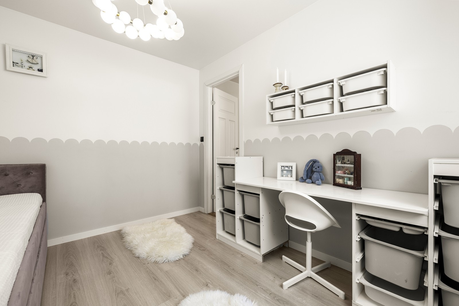 Rommet er holdt i nøytrale farger, med laminatgulv og malte, slette tak. Galleribilde