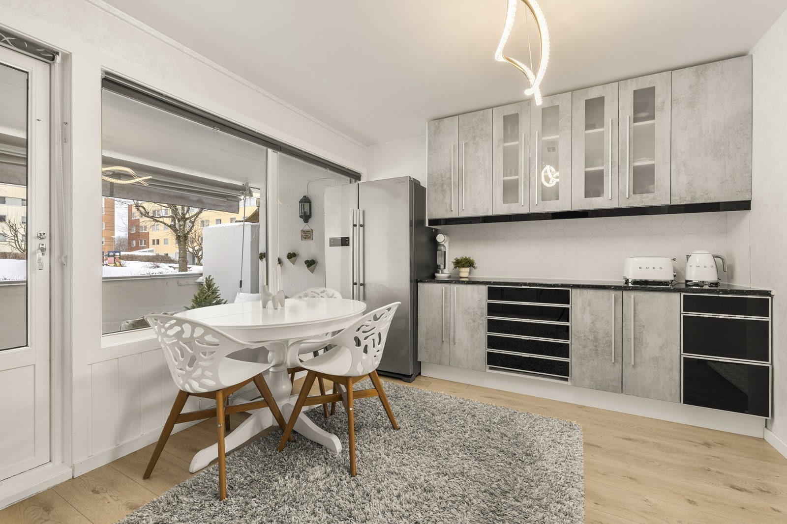 Rikelig med skap- og benkeplass gir gode arbeidsforhold for matlaging. Galleribilde