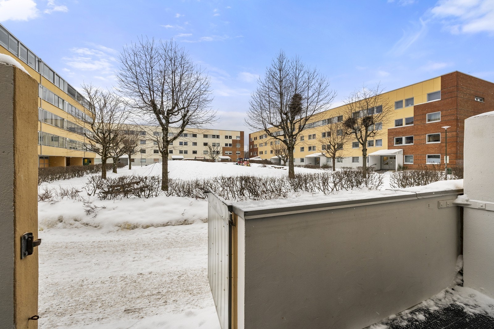 Du bor i et stille og trygt nabolag med hyggelige, grønne fellesarealer. Galleribilde