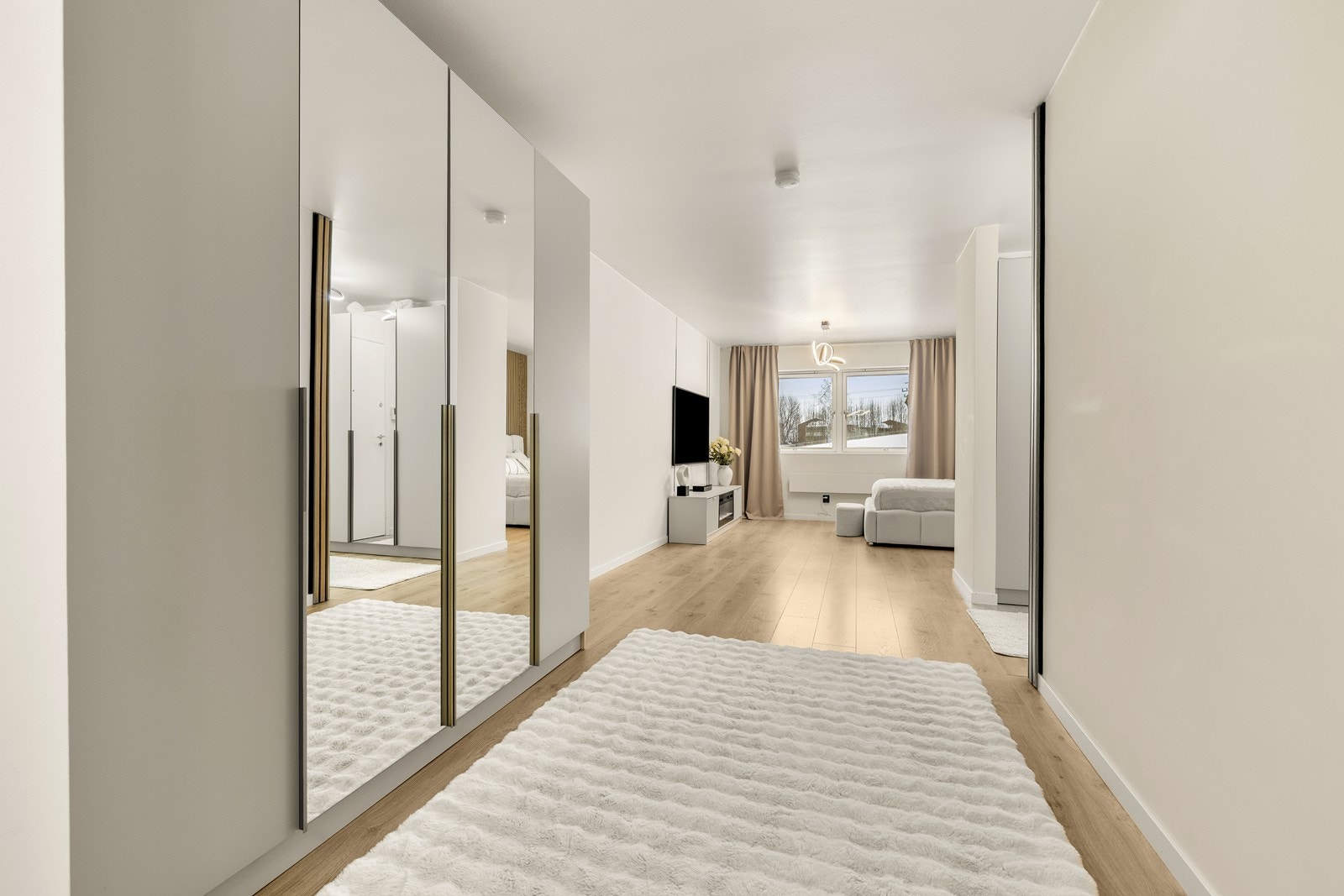 Speilfrontene bidrar til å forsterke romfølelsen i gangen. Galleribilde