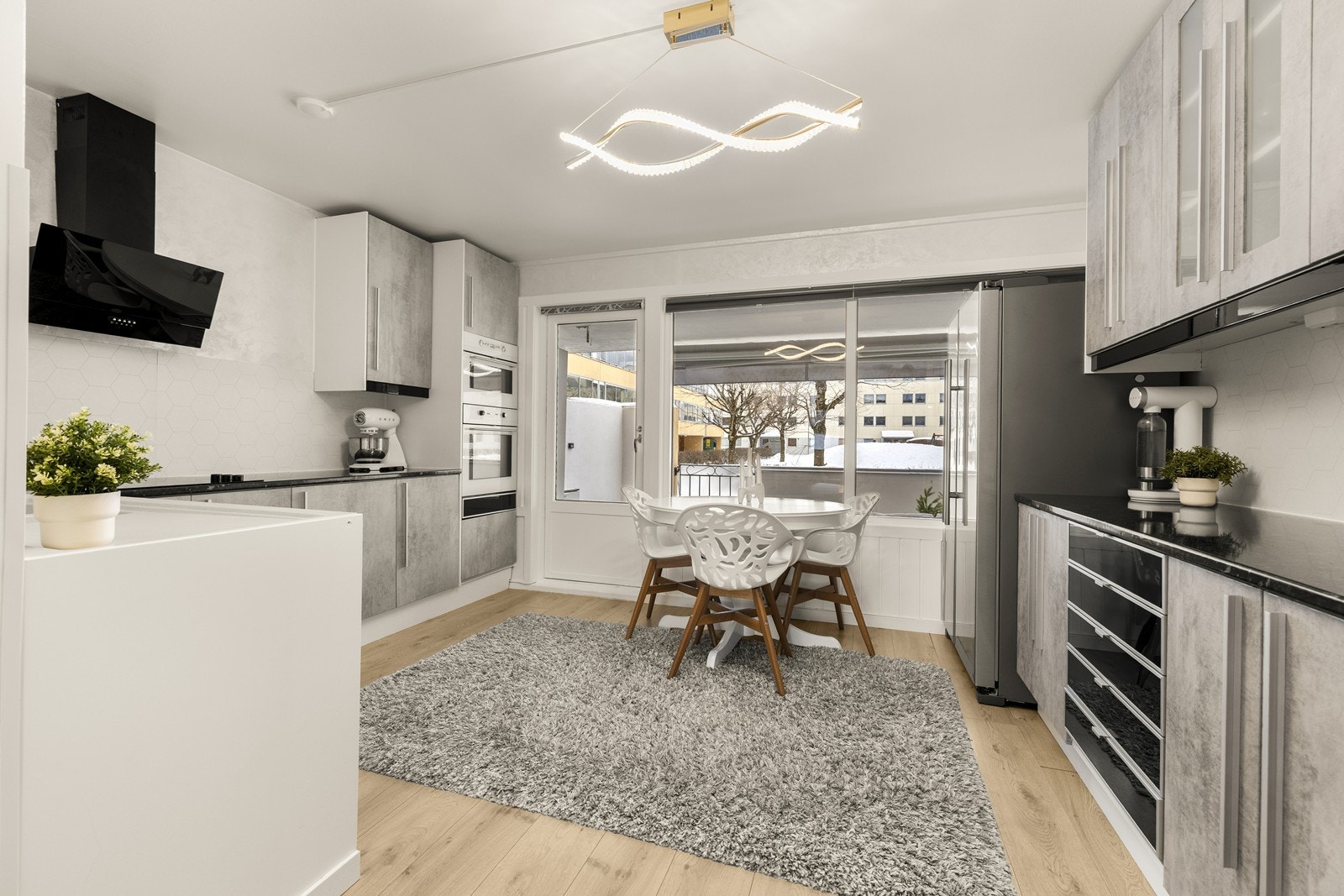 Her er det god plass til en hyggelig spiseplass ved vinduet. Galleribilde