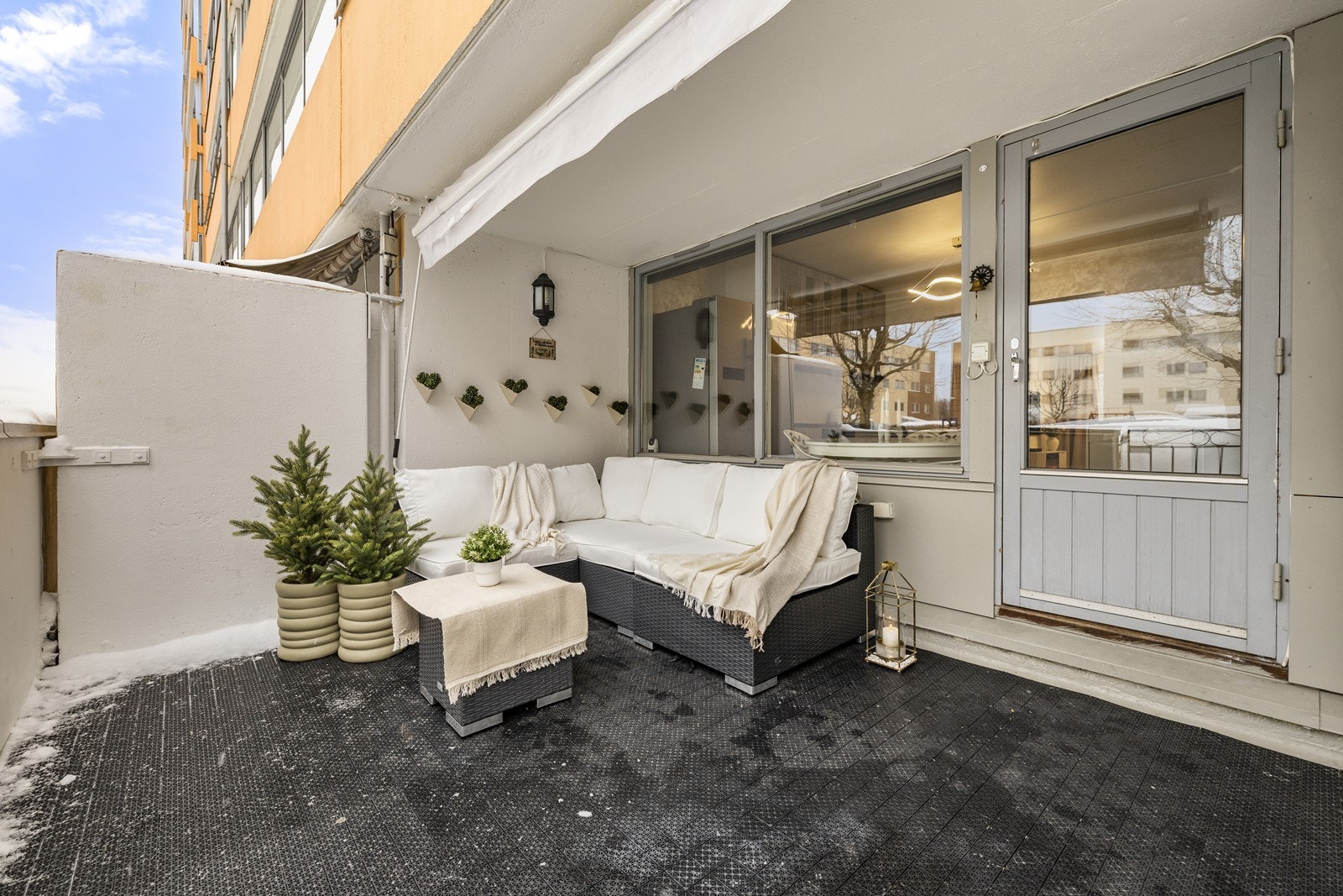 Terrassen har slitesterke PVC-fliser på gulvet og er utstyrt med markise. Galleribilde