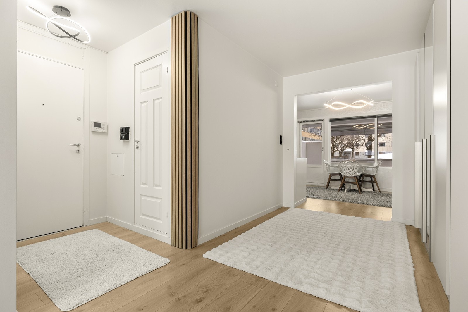 Innvendig har boligen formpressede dører med fire speil til alle rom. Galleribilde