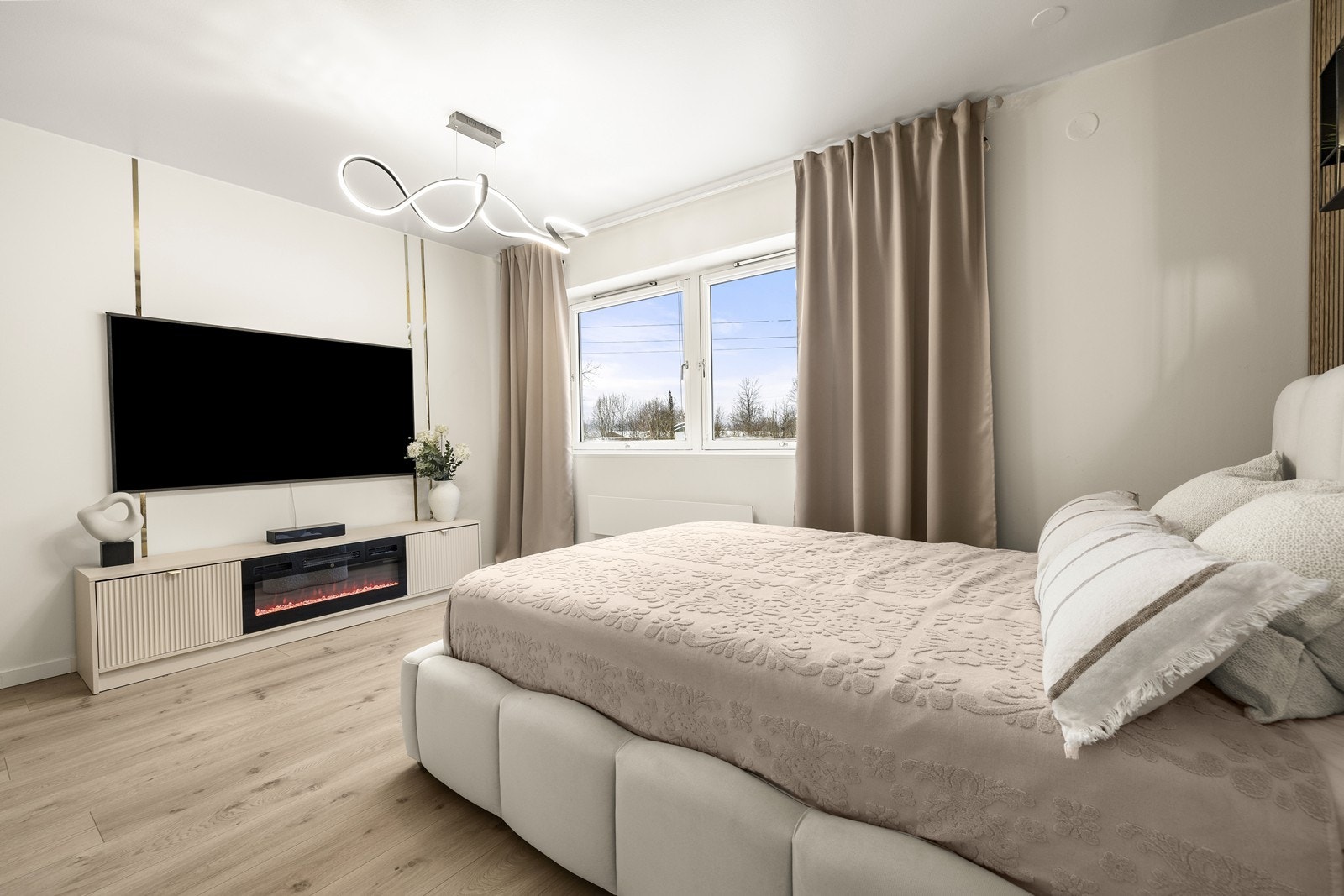 Den åpne løsningen gir en god romfølelse og fleksible møbleringsmuligheter. Galleribilde