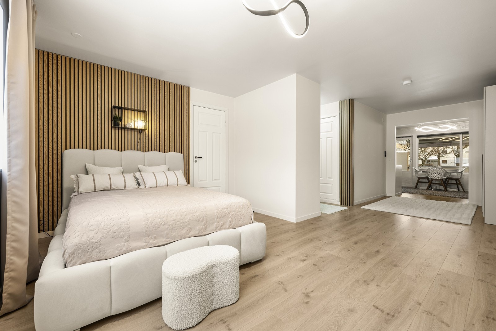 En åpen passasje binder stuen og kjøkkenet sammen på en naturlig måte. Galleribilde