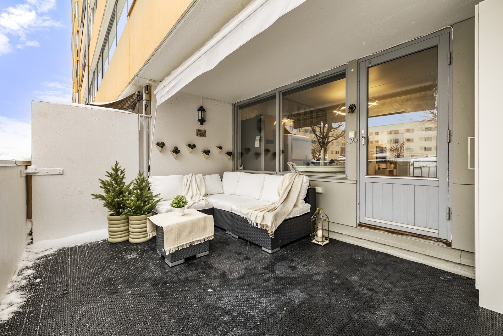 Fra kjøkkenet er det direkte utgang til en romslig, sydvestvendt terrasse på 13 m². Galleribilde