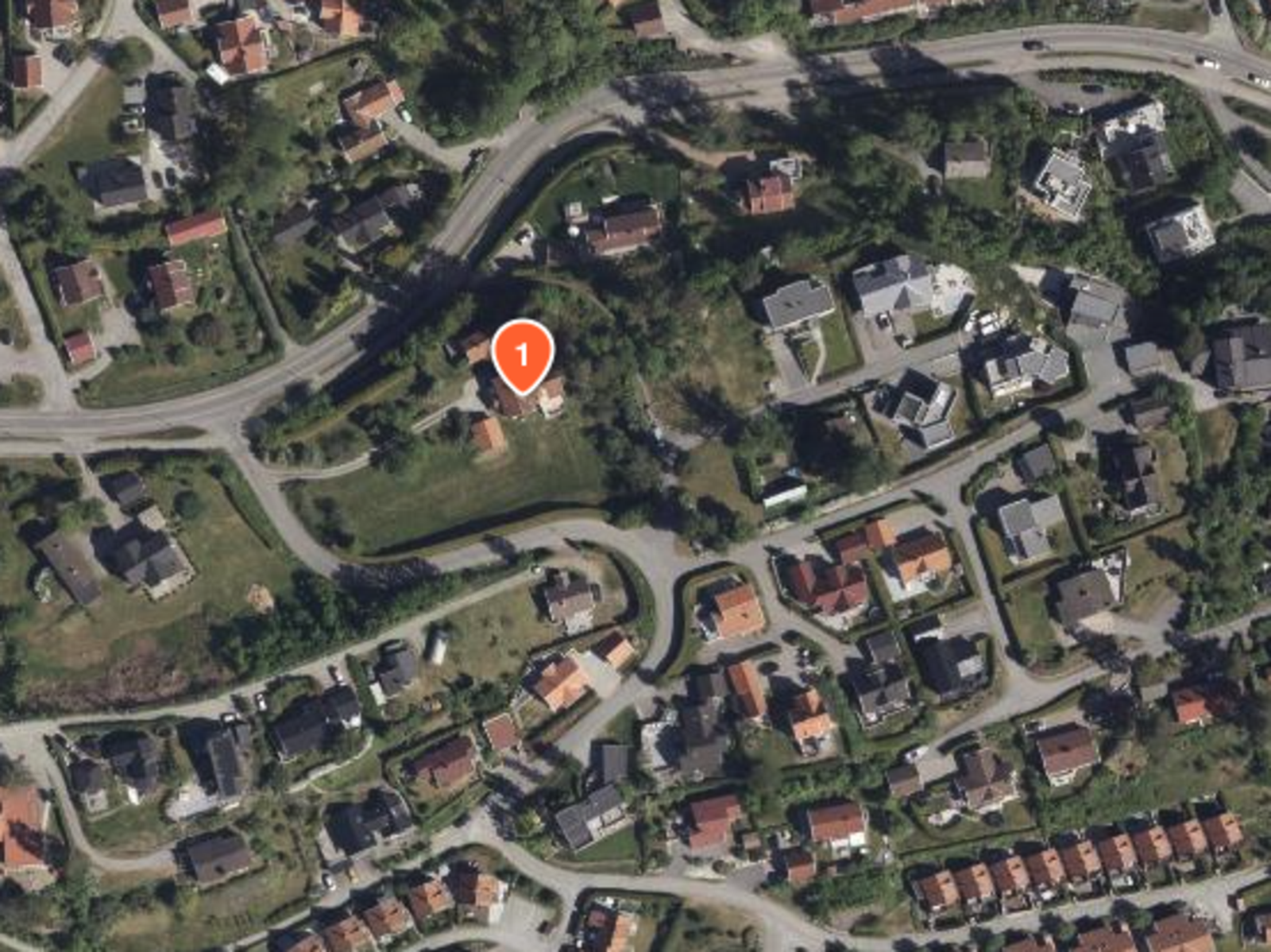 Flyfoto som viser innkjøring til Vollenveien 26 slik den er i dag. Galleribilde