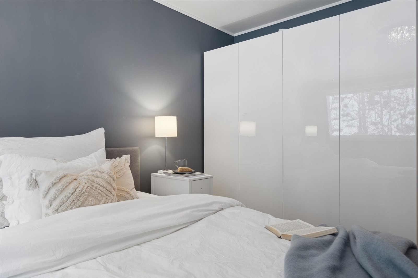 Det er rikelig med plass for garderobeløsninger på hovedsoverommet. Galleribilde