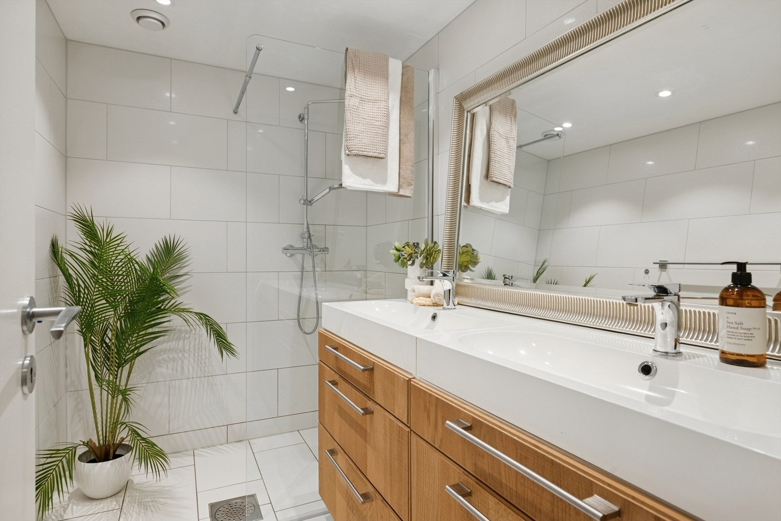 Flislagt bad med elektriske varmekabler i gulvet og innredning med to servanter. Galleribilde