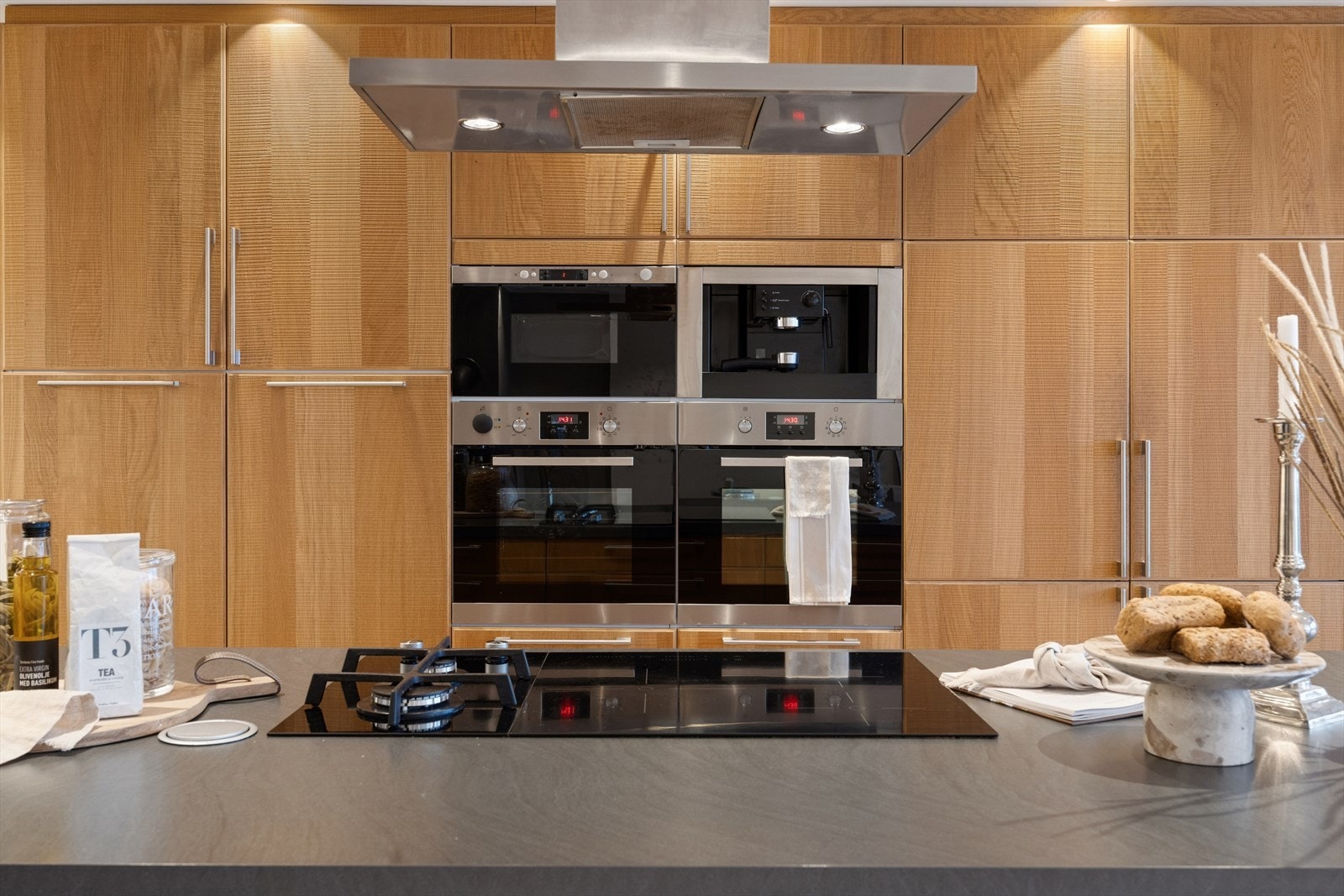 Integrerte hvitevarer bidrar til et helhetlig og stilrent uttrykk på kjøkkenet. Galleribilde