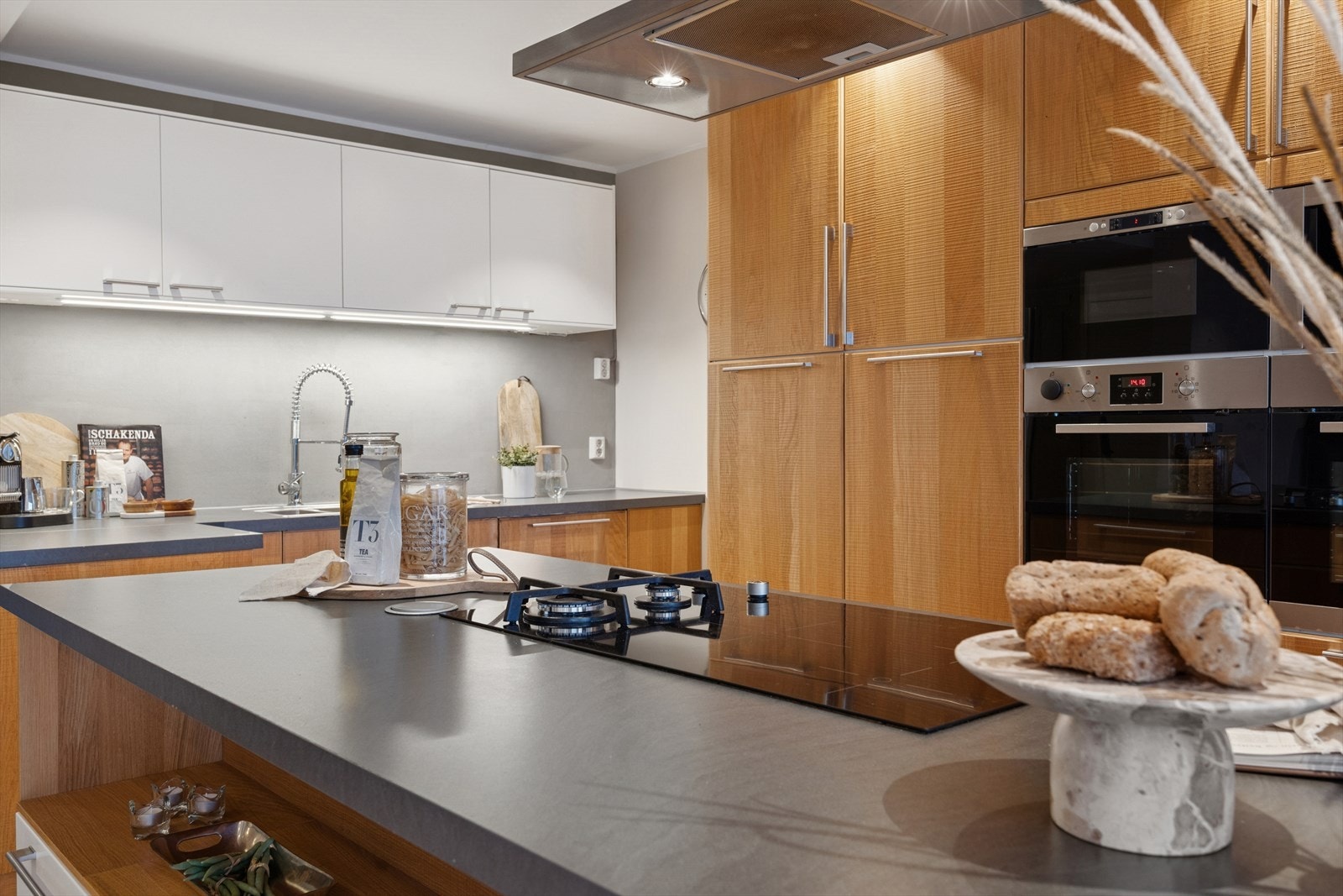 Kjøkkenventilator over stekesonen sørger for effektivt avtrekk under matlaging. Galleribilde