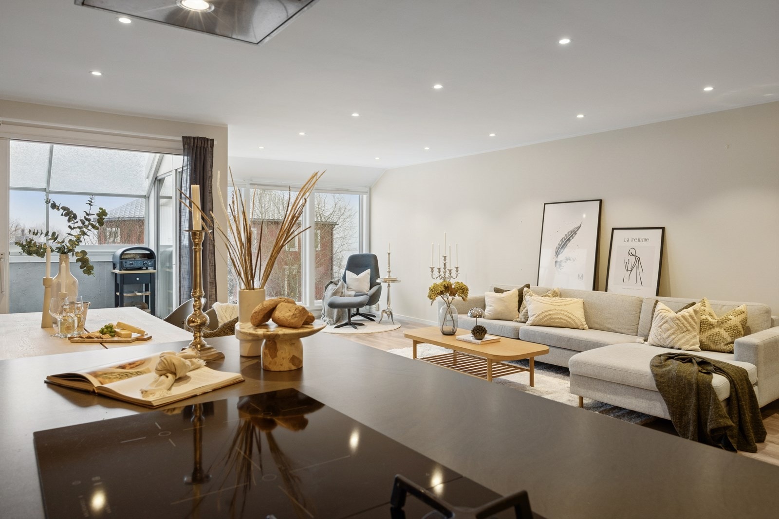 Den åpne løsningen binder kjøkken og stue sammen til et sosialt allrom. Galleribilde