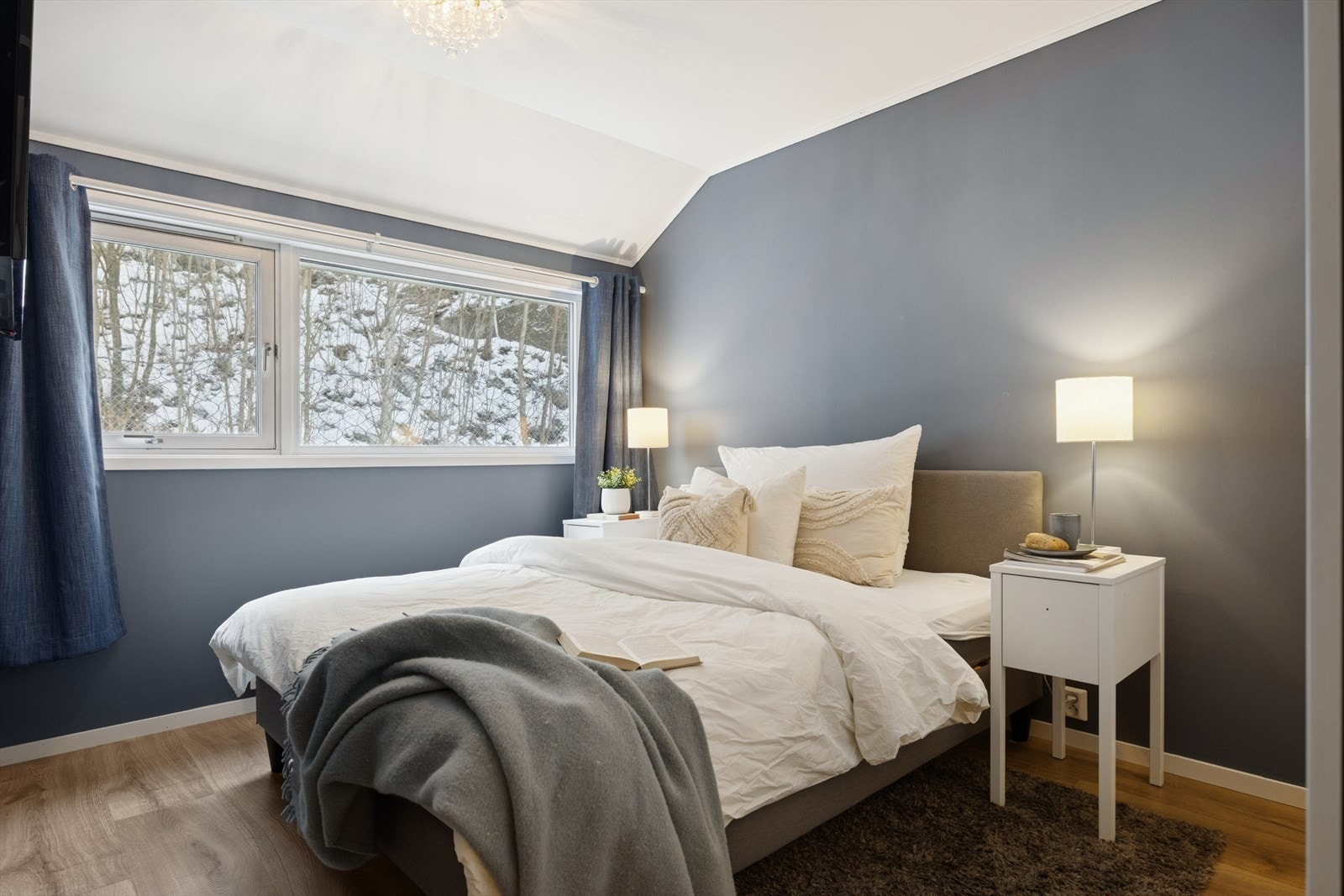 Hovedsoverommet er romslig og har god plass til dobbeltseng. Galleribilde