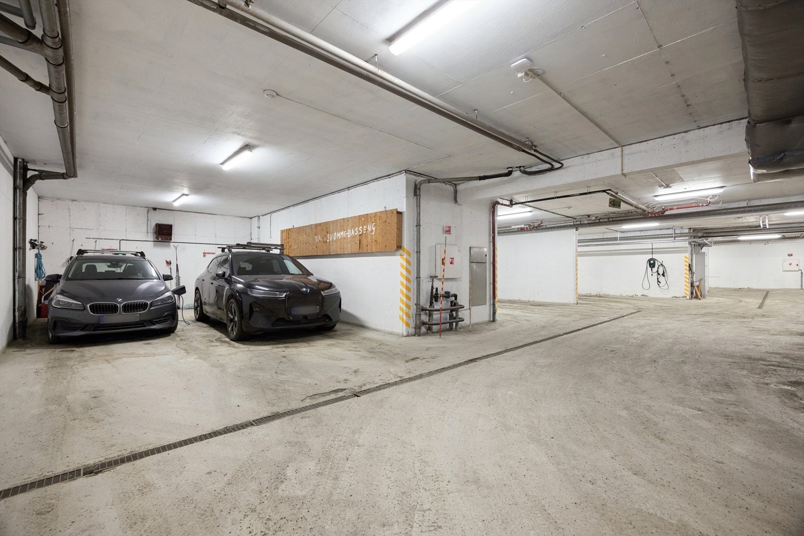 Det medfølger en fast garasjeplass i kjelleren med ny elbillader fra 2024. Galleribilde