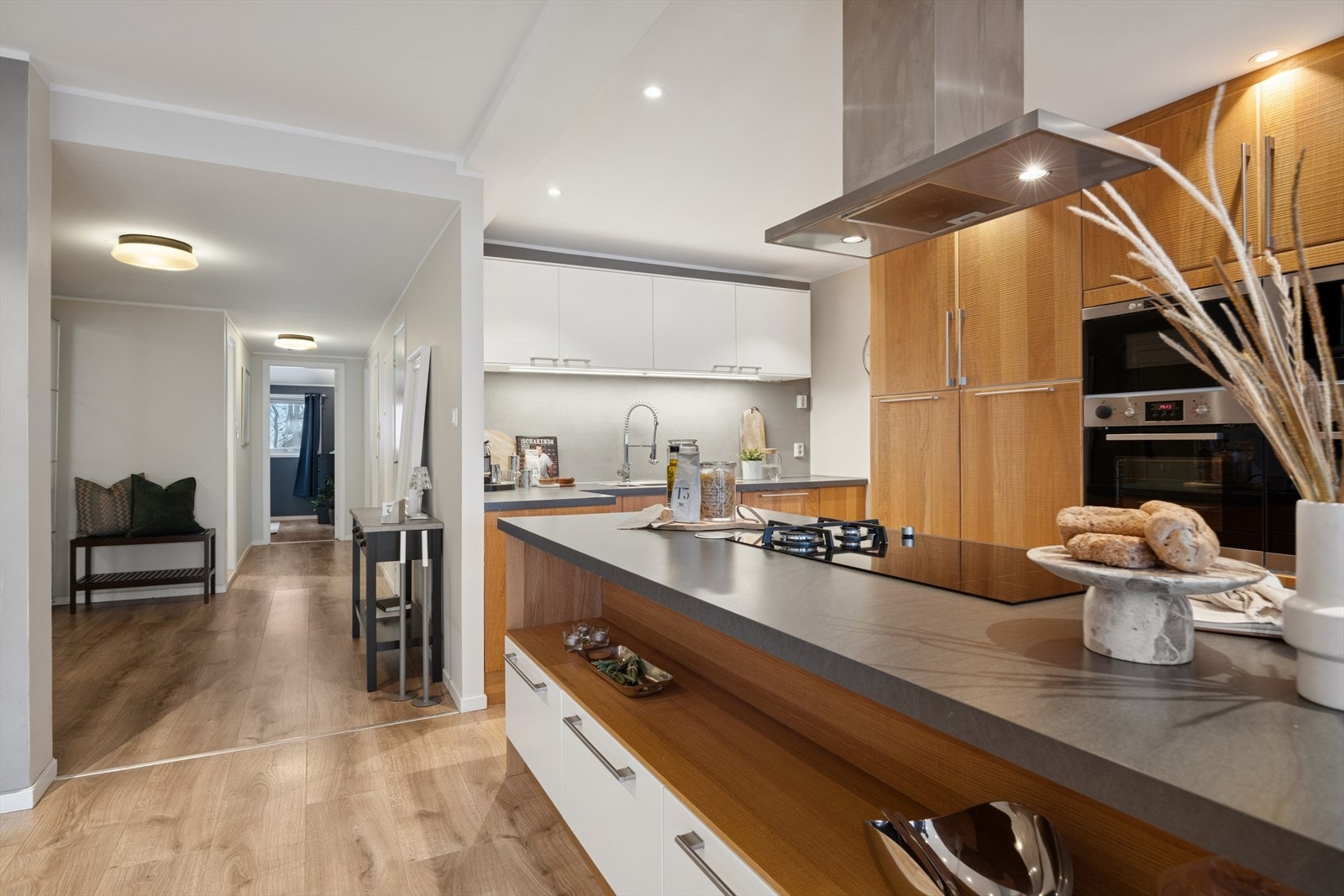 Fra kjøkkenet leder gangen videre til leilighetens private sone. Galleribilde