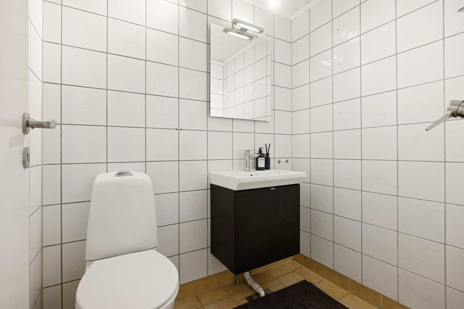 I tillegg til hovedbadet har leiligheten et praktisk toalettrom med dusj. Galleribilde