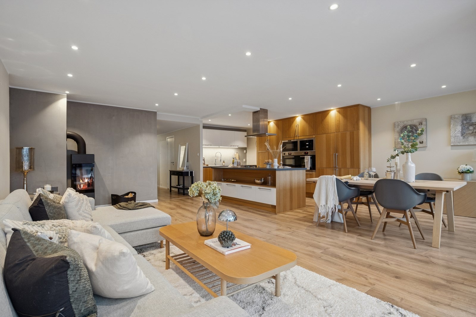 En gjennomgående leilighet på 100 m² med åpen stue- og kjøkkenløsning. Galleribilde