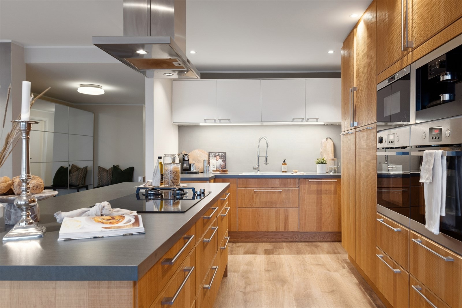 Kjøkkenøy med laminatbenkeplate gir ekstra arbeidsflate og en naturlig samlingsplass. Galleribilde