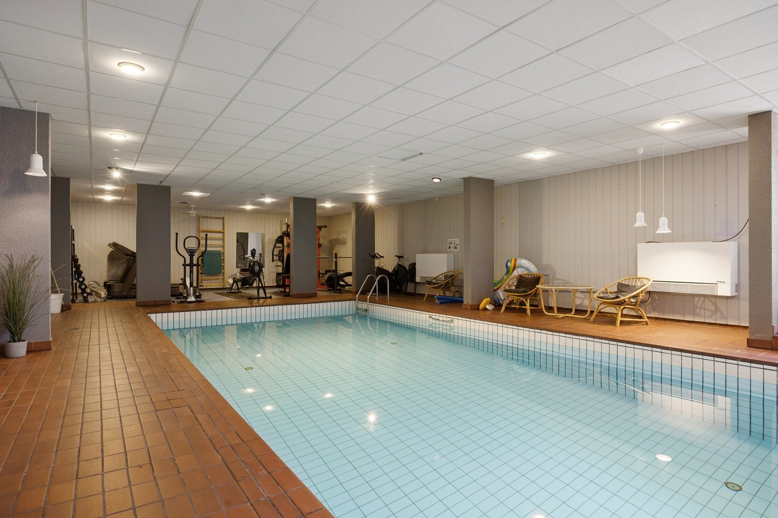 Sameiet tilbyr flotte fellesfasiliteter, inkludert svømmebasseng og treningsrom. Galleribilde