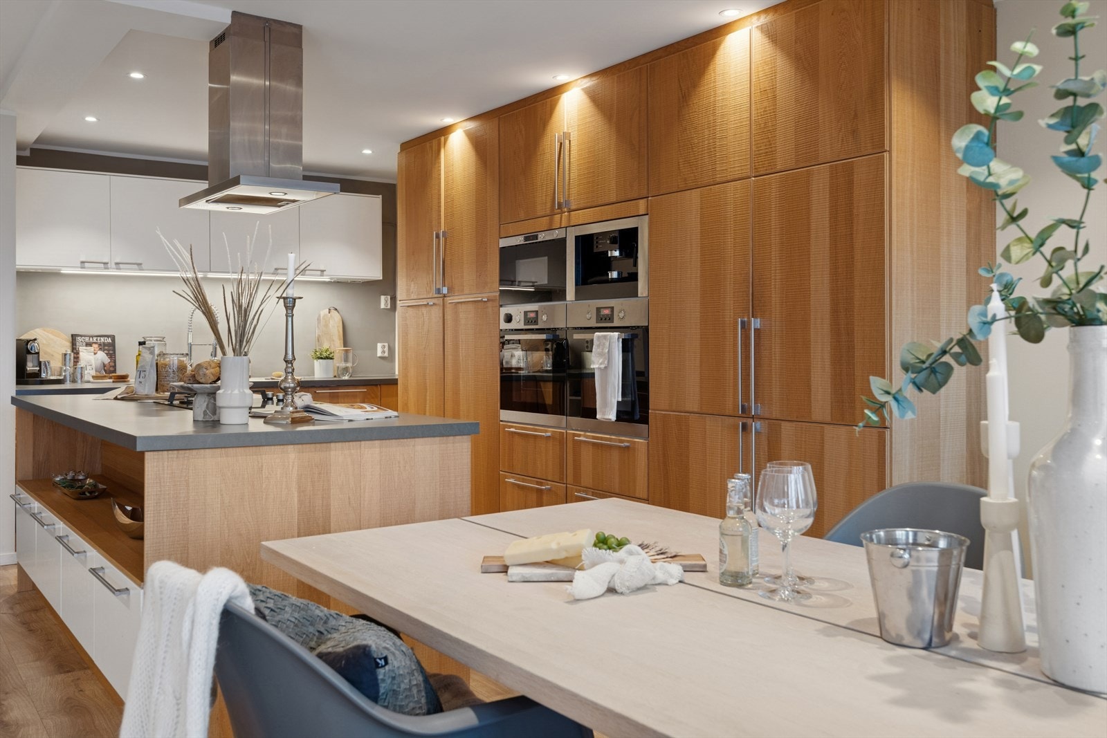 Kjøkkenet har en moderne innredning med glatte fronter og rikelig med skapplass. Galleribilde