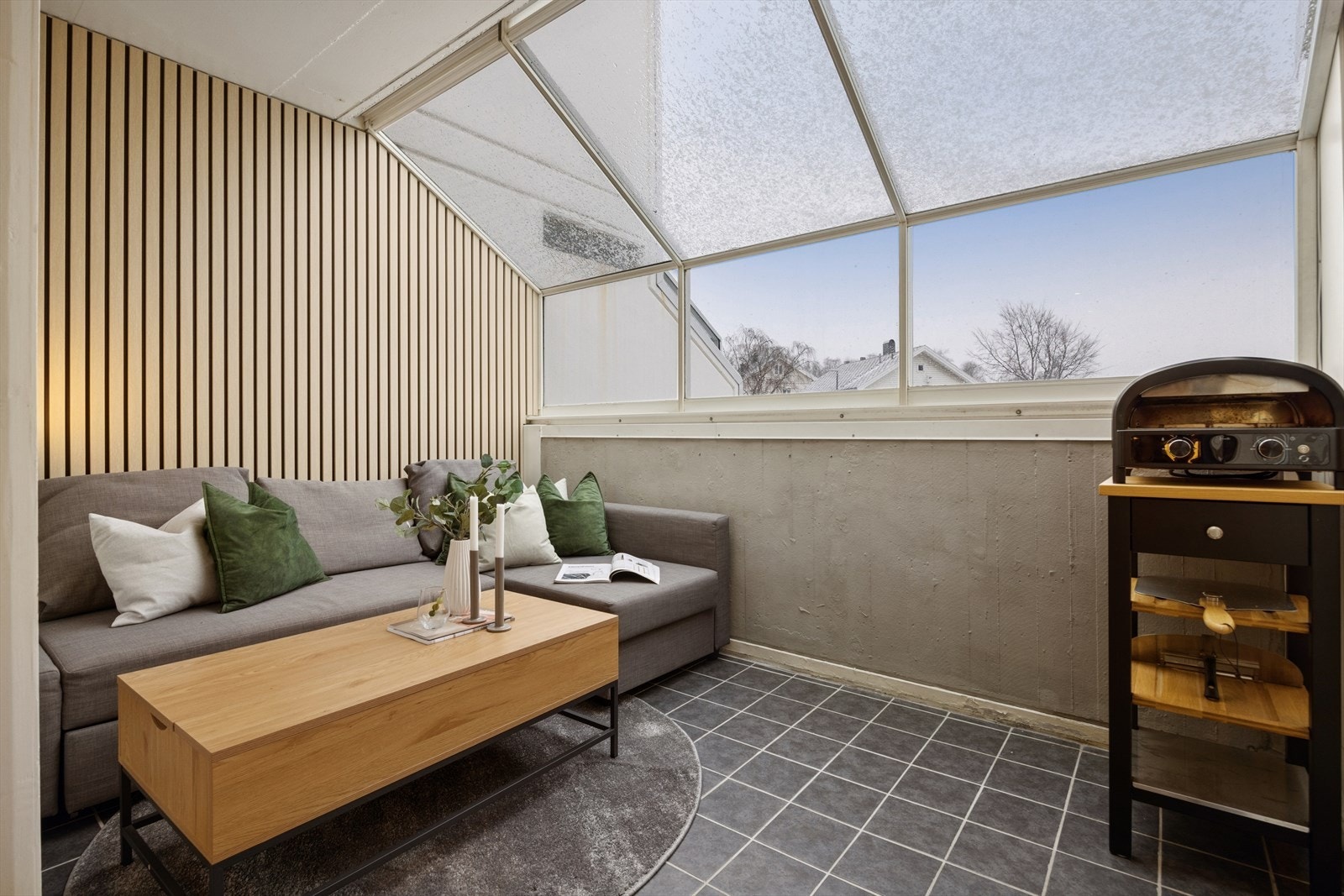 Den innglassede balkongen på 8 m² fungerer som en ekstra stue, med en ny spilevegg. Galleribilde