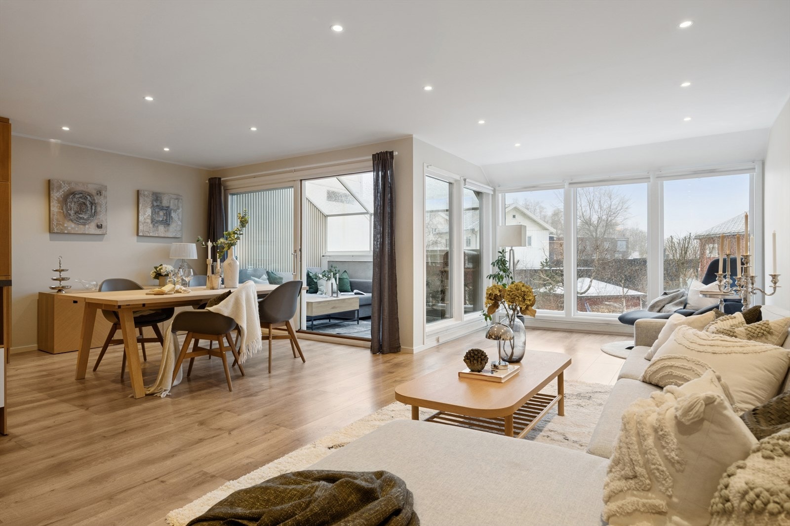 Stuen har god plass til både sofagruppe og spisebord. Galleribilde