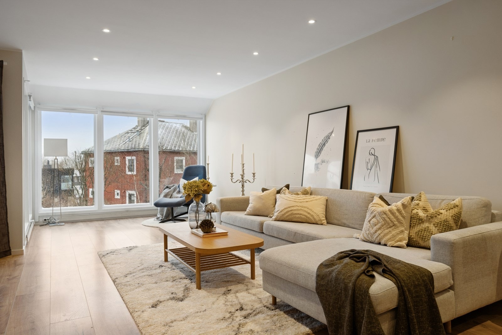 Store vindusflater fra 2011 slipper inn rikelig med dagslys. Galleribilde