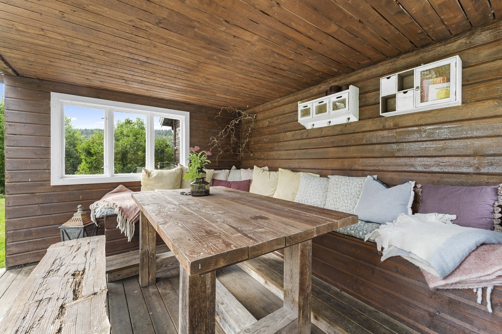 Hyggelig sitteplass ute hvor man kan nyte både solrike og regnfylte dager Galleribilde