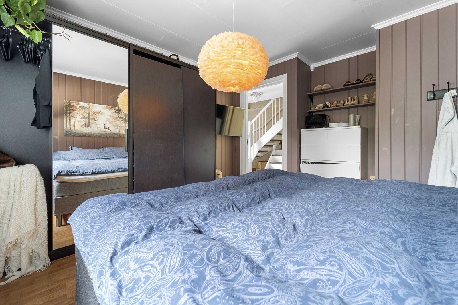 Soverommet har rikelig av skap plass Galleribilde