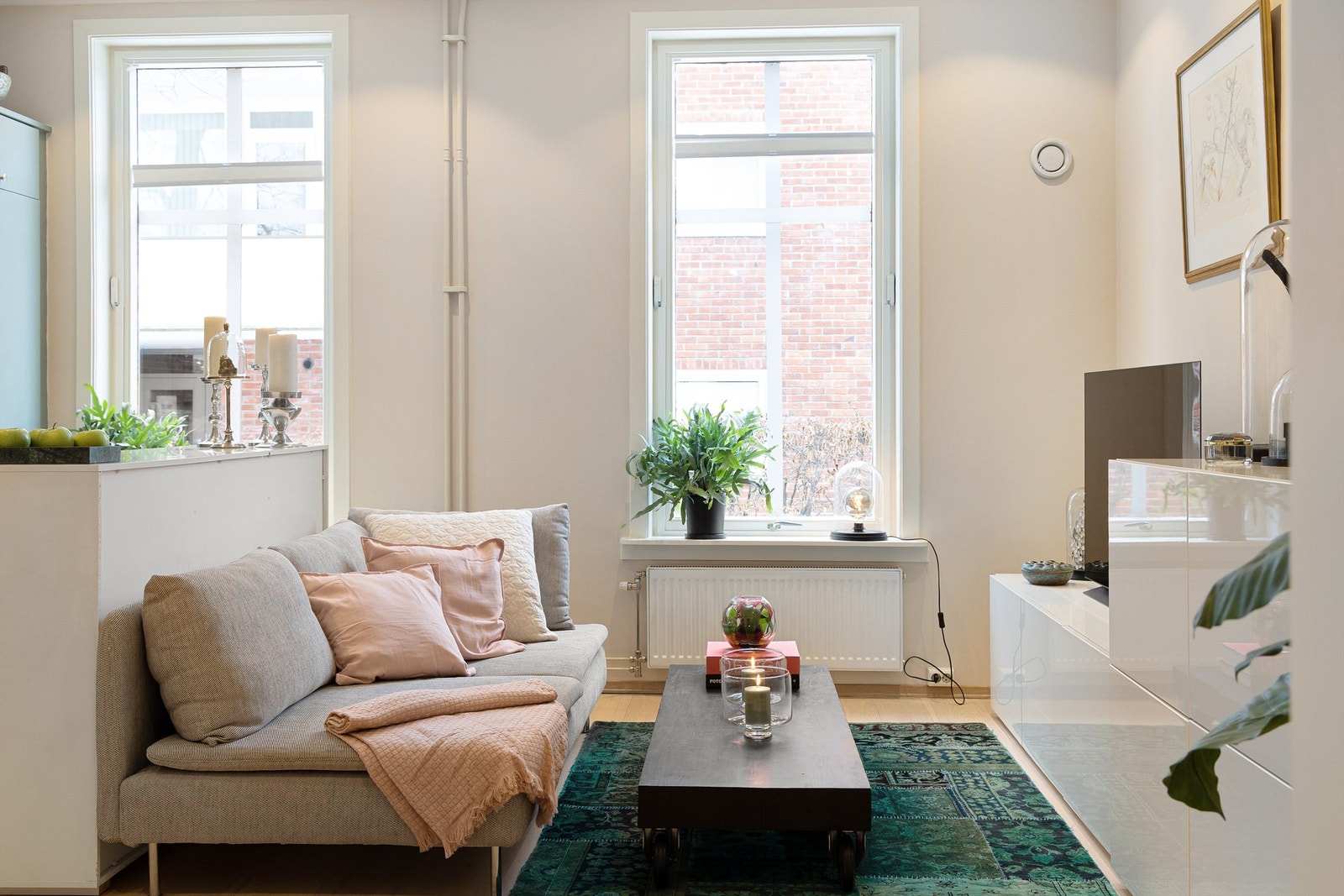 De store vinduene slipper inn rikelig med naturlig lys. Galleribilde