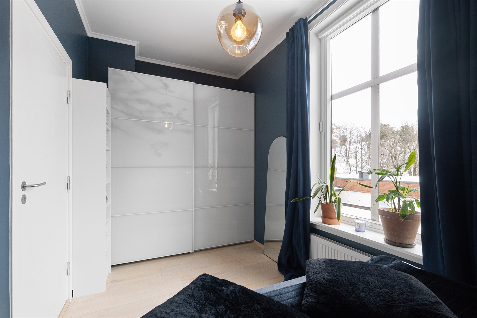 Rommet har en praktisk skyvedørsgarderobe. Galleribilde